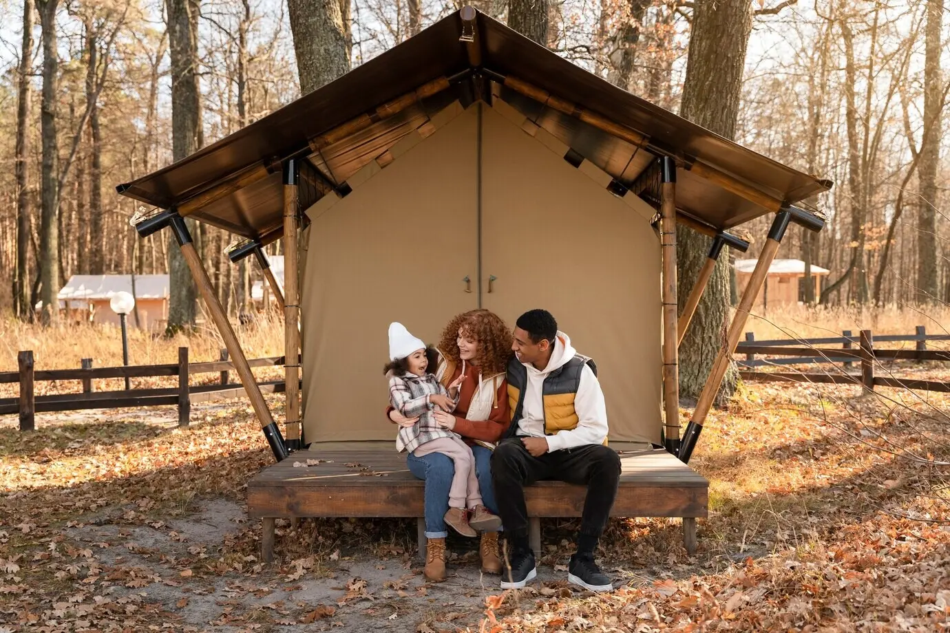 Junge Familie, die gerne Ausflüge macht