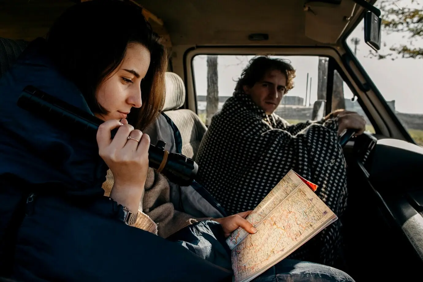 Seitenansicht eines Paares, das eine Karte betrachtet.