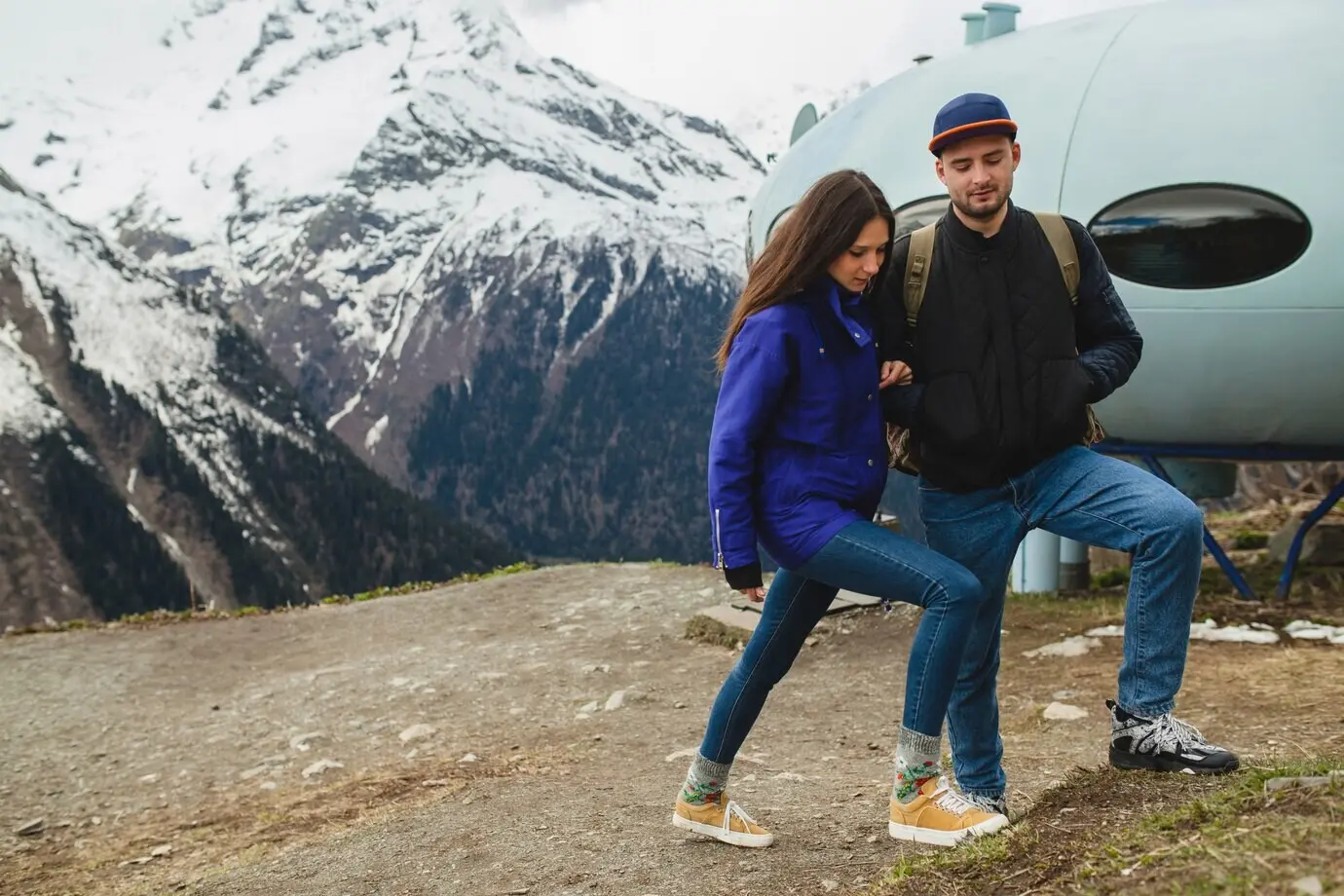 Junges, verliebtes Hipster-Paar geht in den Bergen spazieren.