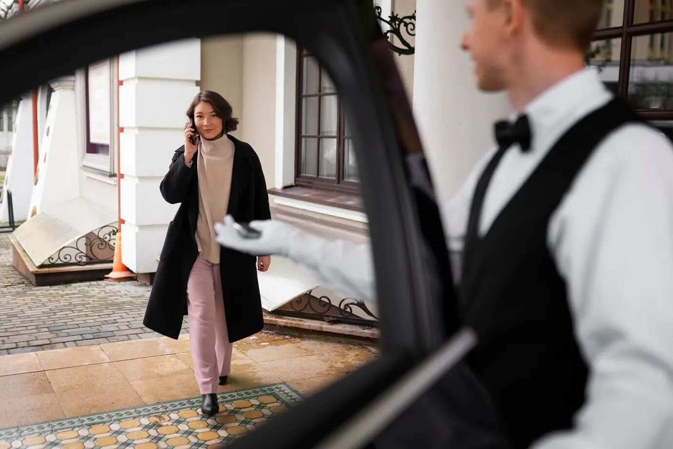 Seitenansicht eines Valets, der seiner Arbeit nachgeht.